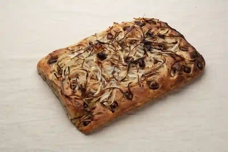 Focaccia de cebolla, aceituna Kalamata, orégano y AOVE infusionado de romero
